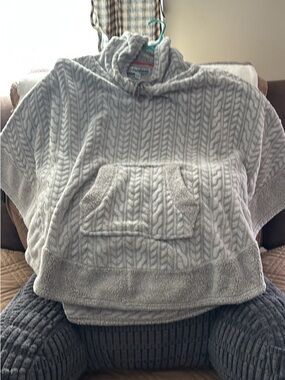 Women’s One Size Dearfoams Plush Cable-Knit Hooded Poncho - Light Gray